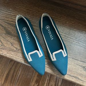 Vivaia size 35, point toe flats. Never worn.